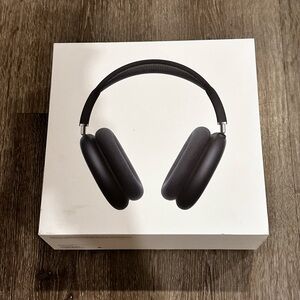 AirPods Max in the Color- Midnight